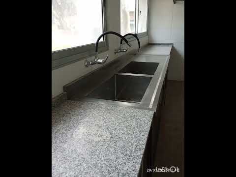 Mesada en granito gris.  Trabajo realizado en la ciudad de Conchillas, Colonia, Uruguay