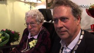preview picture of video 'Oudste inwoner van Overijssel jarig, mevrouw Van Hessem uit Dalfsen is 107 geworden'
