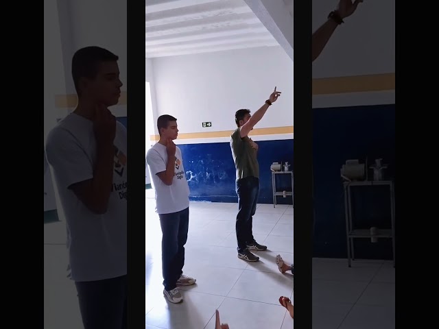 Orientação sobre educação digital aos alunos + monitoria em todas as escolas.