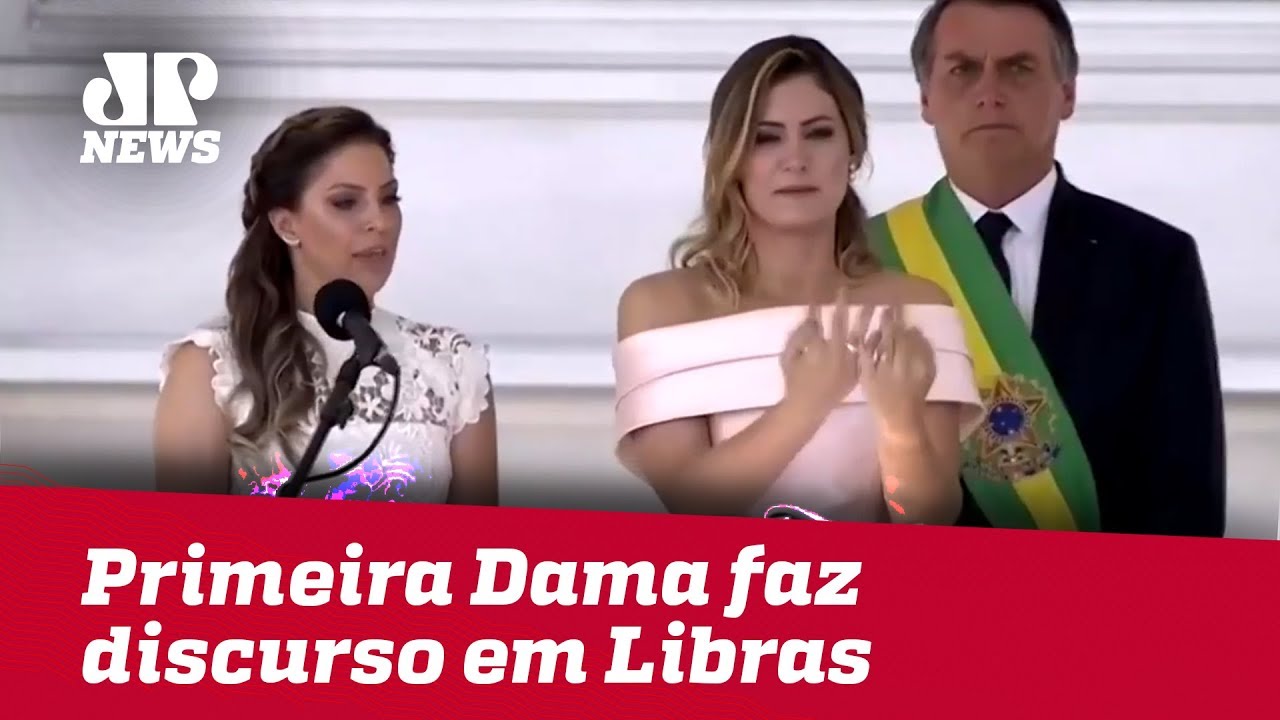 Michelle Bolsonaro quebra protocolo e faz discurso em Libras
