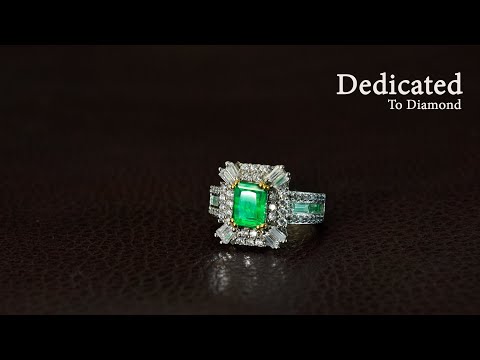 White gold ring with emerald gemstone