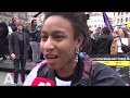 Duizenden betogers lopen in de stad tegen racisme