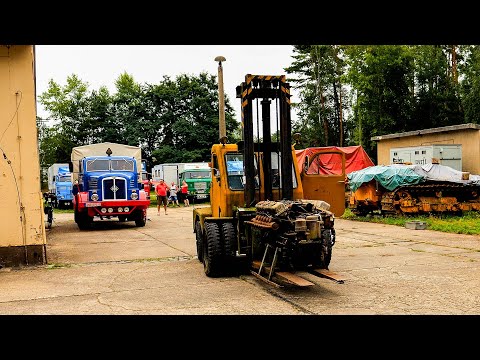 DDR-LKW IFA H6 wird von einem sowjetischen Gabelstapler LZA 4045 (Russisch АП-4045) entladen.