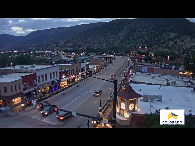 グレンウッド・スプリングスのグランド・アベニュー（Grand Avenue / State Highway 82）、世界最長の温泉プールで有名