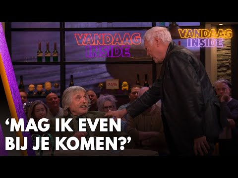 Cesar Zuiderwijk staat plotseling op en loopt naar Johan Derksen: 'Mag ik even bij je komen?'