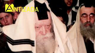 הרבי מנגן ניגון והריקותי לכם ברכה (שקט) בהתוועדות י"ב תמוז תש"כ - התמונה מוצגת ישירות מתוך אתר האינטרנט יוטיוב. זכויות היוצרים בתמונה שייכות ליוצרה. קישור קרדיט למקור התוכן נמצא בתוך דף הסרטון