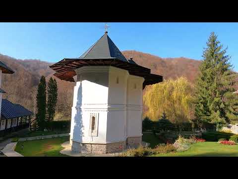 Drumul până la Mănăstirea Robaia și Fântâna de Leac