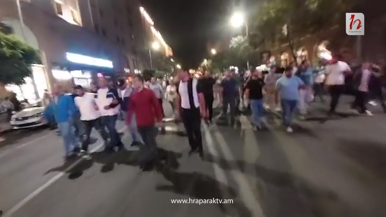 Հանրահավաքի մասնակիցների մեծ մասը շարժվում է դեպի Մաշտոց-Ամիրյան խաչմերուկ