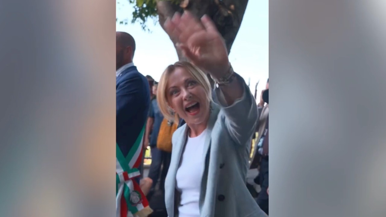 GIORGIA MELONI A SORPRESA SFILA AL RADUNO DEGLI ALPINI A GEMONA DEL FRIULI