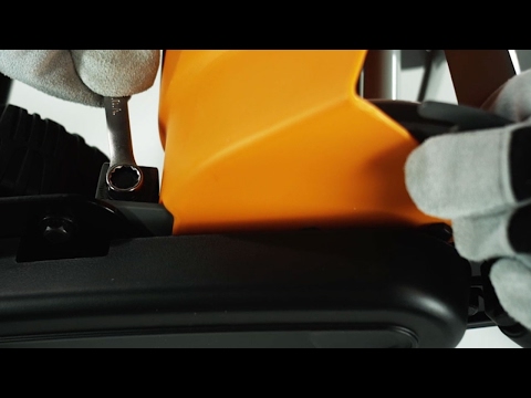 Fiskars® Reel Mowers - Adjusting the blades