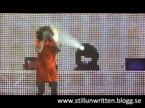 IDOL LIVE TURNÈ 2011 - Minnah och Linnea framför telephone