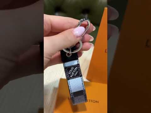 Брелок для сумки или ключей Луи Виттон серо-белый с логотипом - фото 1 - id-p2686167948