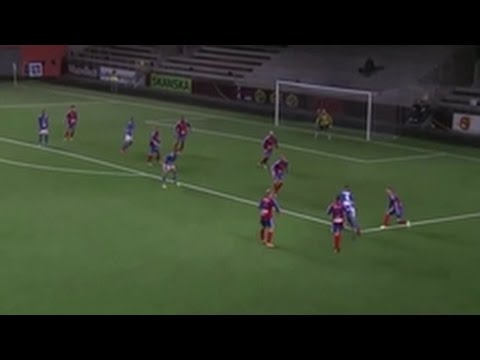 Expulsado tras celebrar su hat trick yéndose a la grada