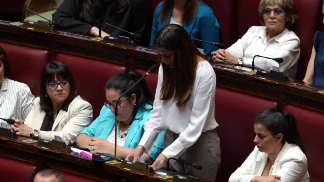 Flash mob M5S con cartelli in Aula su divario genere e occupazione femminile