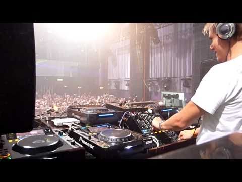 Armin van Buuren @ Armada night, ADE 2010: Dynamik, Aisha (Orjan Nilsen Remix), Orbion