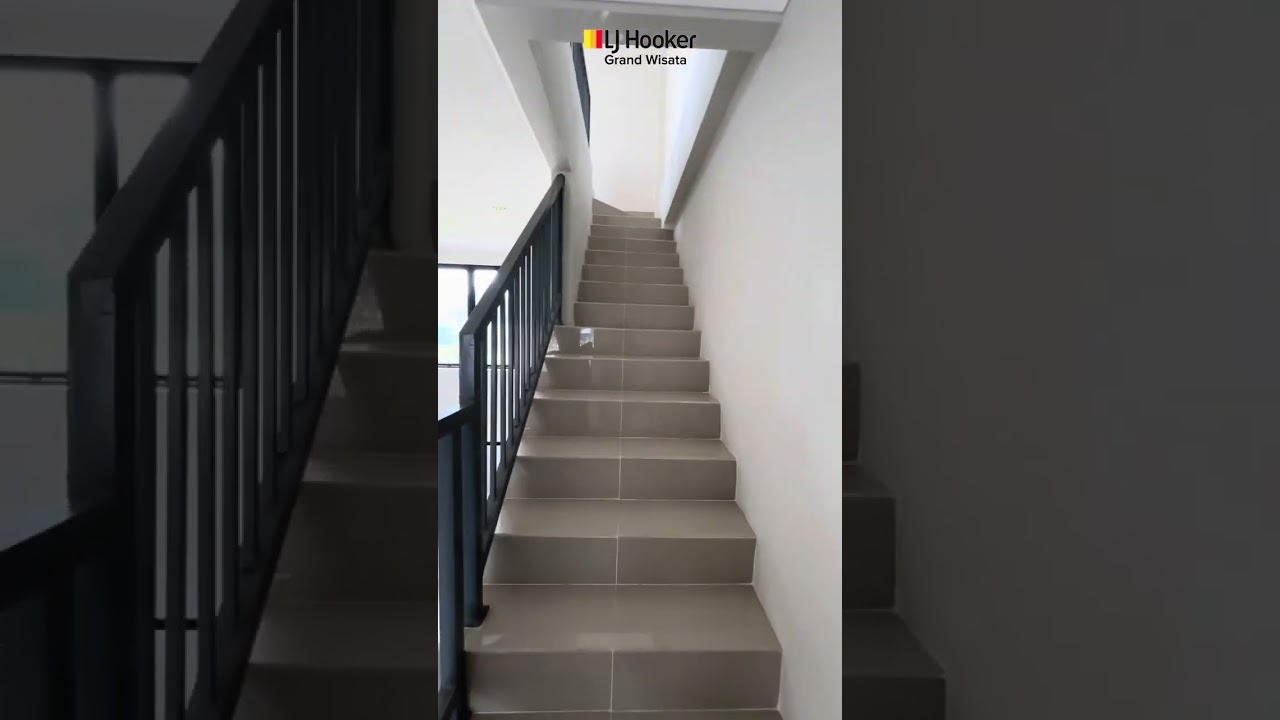 For Sale 3-Story Shop House with Spacious Free Parking, Can Be Used as Office, Restaurant, and Cafe in Grand Wisata Bekasi.