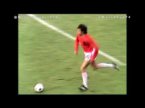 Netherlands Wim Suurbier outsprints Argentina Rubén Ayala #WorldCup74