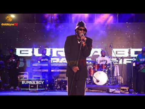 BURNA BOY SINGS ‘WAY TOO BIG’ TO THE FANS WITH OUT DJ IN ABUJA