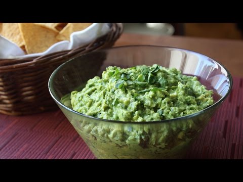 Classic Guacamole Recipe – How to Make Guacamole Like a Guacamaster