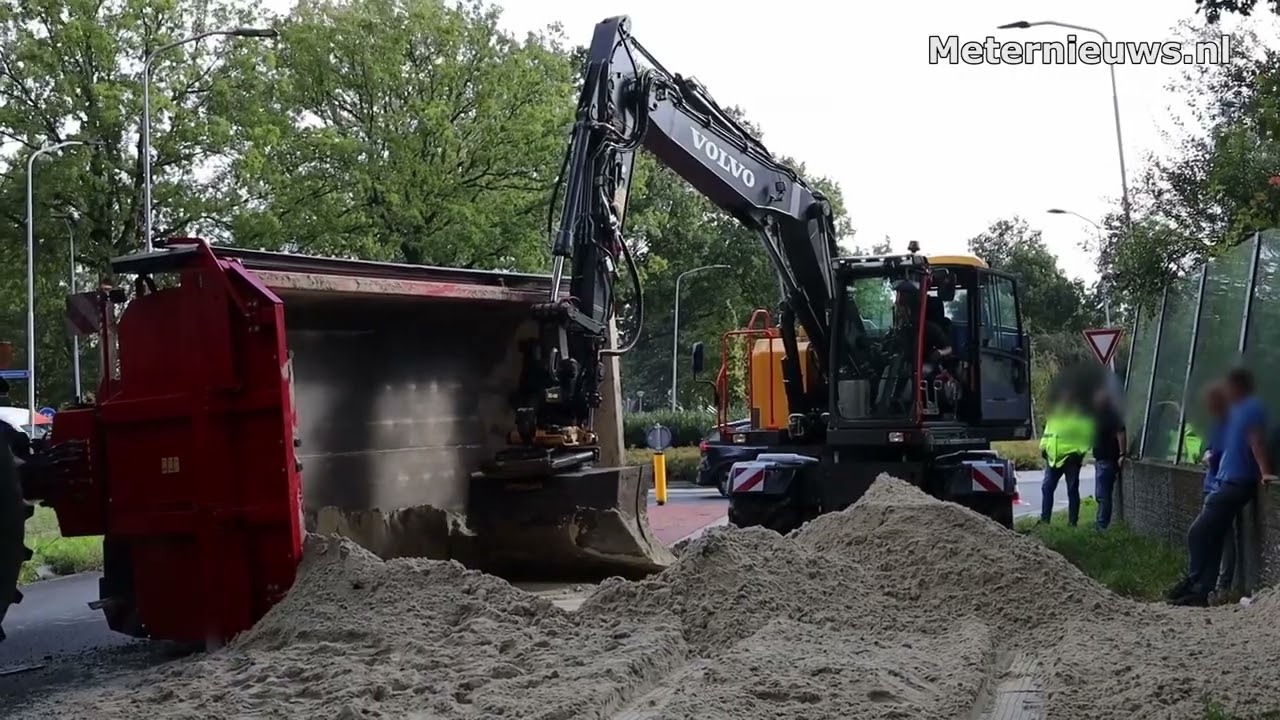 Aanhanger Met Zand Op De Kant In Leek Video aanhanger-met-zand-op-de-kant-in-leek-video