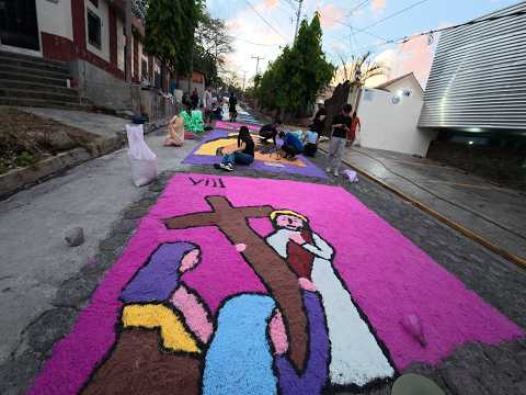 Alfombra alegórica a la Semana Santa de mas de 200 metros en Santa Rosa de Lima