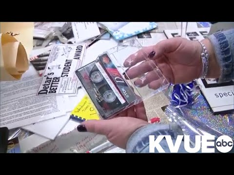 Pennsylvania middle schoolers open time capsule from 2000