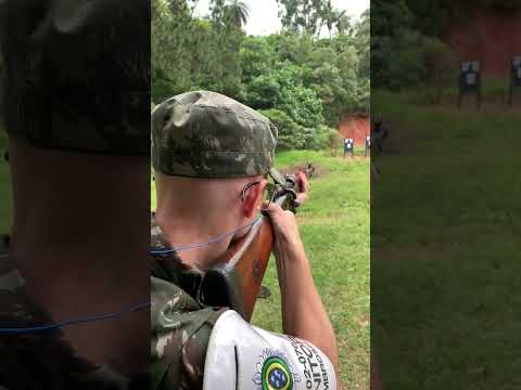 Atirador  AMBROSIN colocando em prática  o que aprendeu na teoria  do Tiro de Guerra.