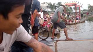 Download lagu Lomba Bersepeda orang dewasa Di Atas Papan Sekeping Di Atas Air, Bikin Ngakak mp3 Download lagu Lomba Bersepeda orang dewasa Di Atas Papan Sekeping Di Atas Air, Bikin Ngakak mp3