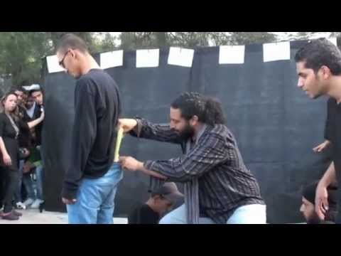Jean-Pierre Besnard [Ζαν-Πιερ Μπενάρ] (2012). «Théâtre Image Tunisie» [Εικονοθέατρο, Τυνησία] [βίντεο]. Ανάρτηση 27 Νοεμβρίου 2012. Εργαστήριο εικονοθεάτρου στην Τυνησία, με τεχνική εμπνευσμένη από το θέατρο των καταπιεσμένων του Augusto Boal. Οι ηθοποιοί συνθέτουν ακίνητες εικόνες που αρθρώνονται σε «ταμπλώ» και αφηγούνται σιωπηλά σκηνές καταπίεσης, εδώ τις ανισότητες του εργασιακού χώρου. Οι θεατές και οι θεάτριες καλούνται στη συνέχεια να επέμβουν και να μετασχηματίσουν τις εικόνες.