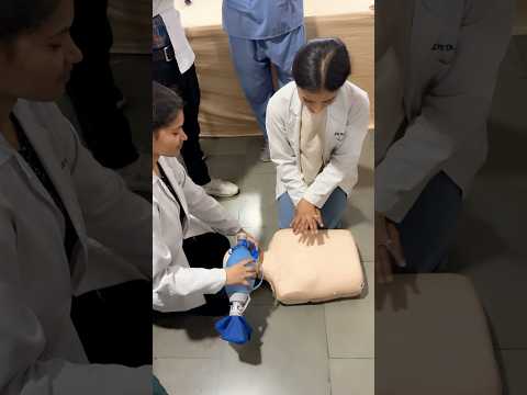 Как делать непрямой массаж сердца | Основы сердечно-легочной реанимации ✨ #lifeaid #shorts #cpr