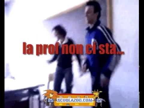 bacia la prof a scuola