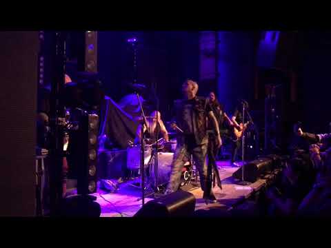 American Bombshell Rocks The Vogue!!!