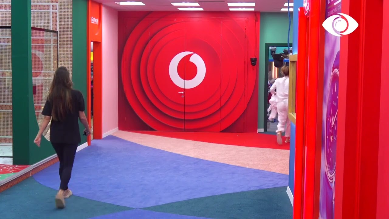 Nita mbledh peshqirët e hedhur në tokë