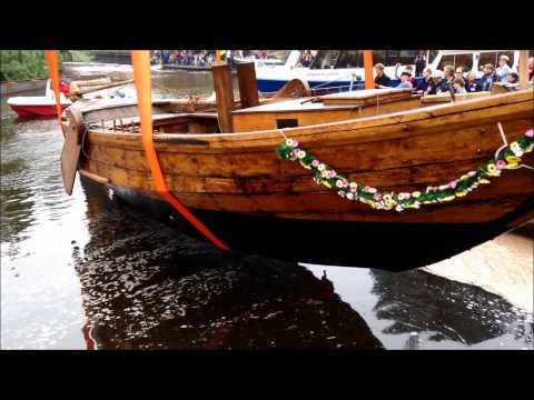 Vierländer Ewer wird zu Wasser gelassen