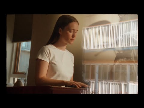 Sigrid - Thank Me Later (up close) (Visualiser)