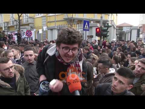 Studentet pas Nikolles, nuk terhiqen nga protesta | Abc News Albania