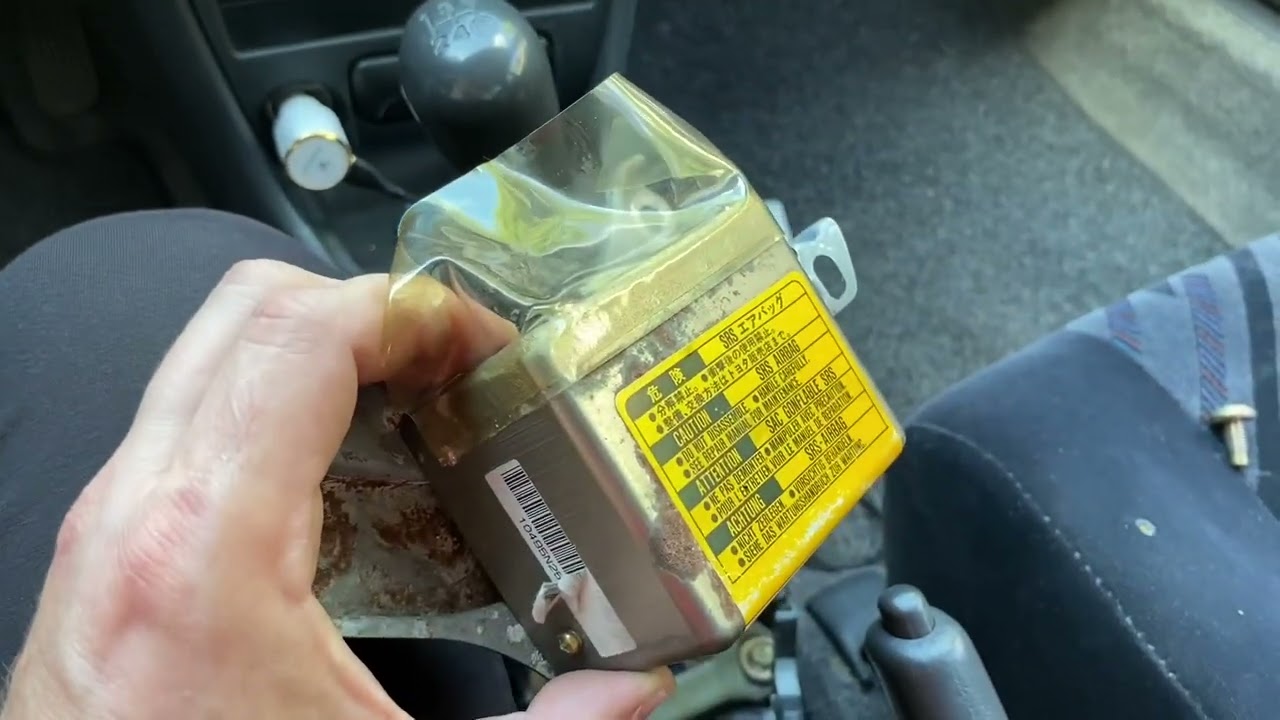 блок srs королла 180 где находится?