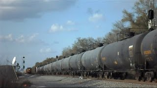 preview picture of video 'CSX Train Passes CSX Train On Knights Siding'