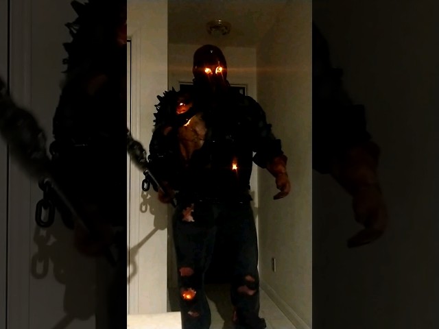 Vídeo relacionado con VNEWSCHI Llavero de película de terror Jason Voorhees, llavero de cosplay para mujeres y hombres, regalo de joyería de Halloween, gris, G