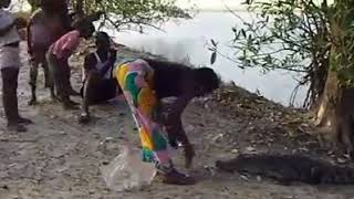 magie noire et sorcellerie une femme appelle un crocodile