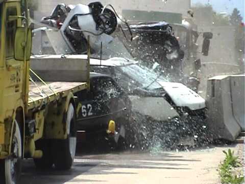 Crashtest: Lastwagencrash in Stauende