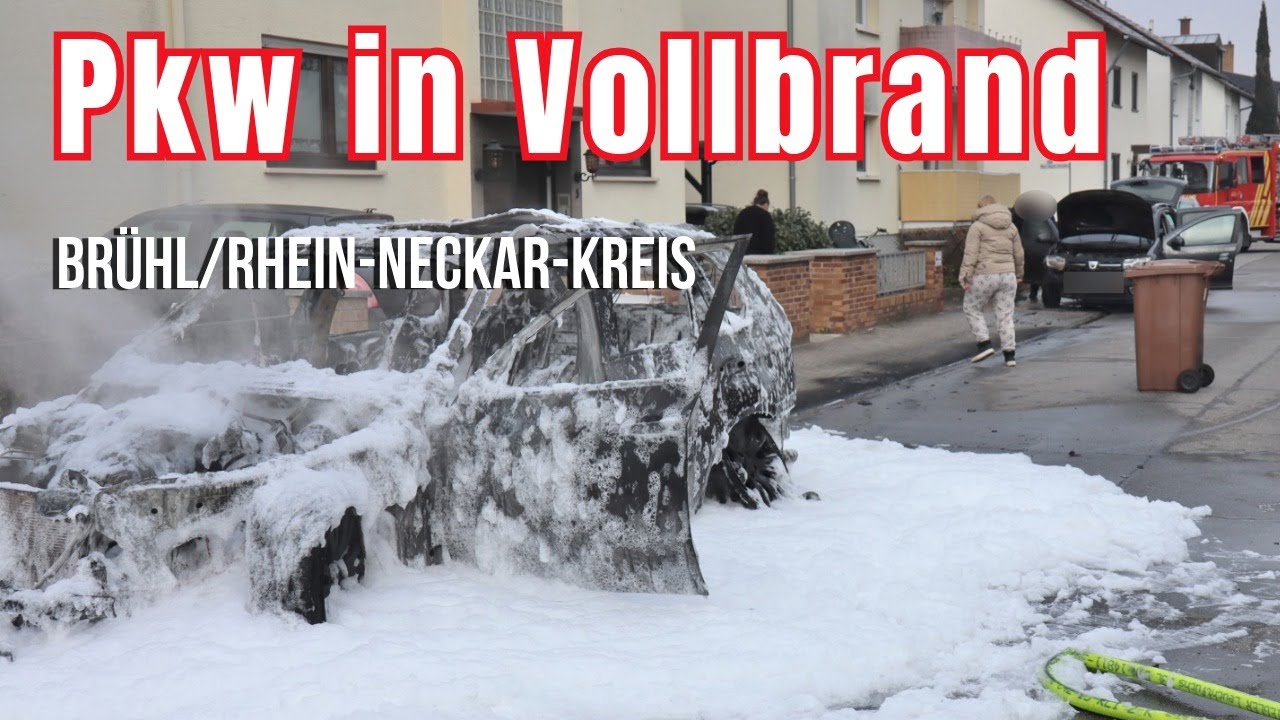 Pkw  in Vollbrand - weitere Fahrzeuge und Wohnhaus beschädigt