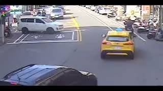 基隆7旬老翁駕車暴衝撞倒2機車 幸無人傷