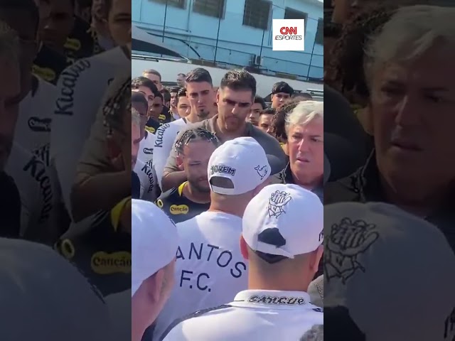 Torcedores do Santos invadem CT Rei Pelé | CNN ESPORTES