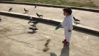 FILIPINA ITALIAN IN ITALY | Diana con i piccioni al parco
