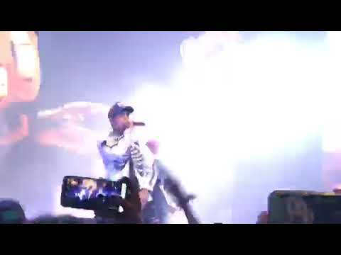 cro en recital de cazzu