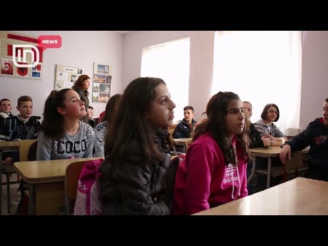 Vajzat motivojnë djemtë. Performanca e djemve, më e mirë në shkollat me shumë vajza