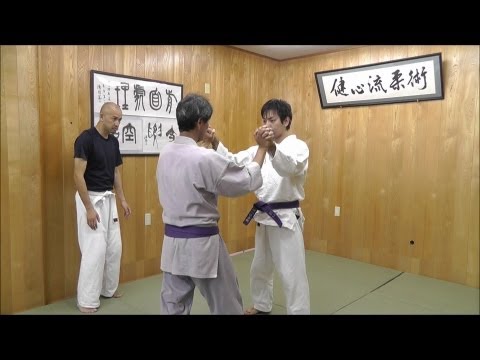 プロレスみたいに指を組んでからの崩し