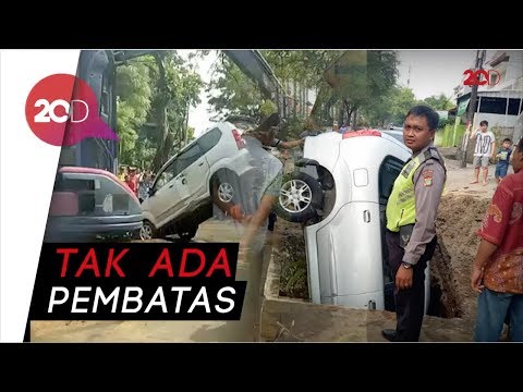 Mobil Terperosok ke Lubang Galian