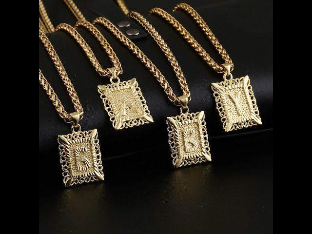 Vídeo relacionado con JUAEYIDDS Collar de 26 letras redondas con colgante de moneda para hombres y mujeres, 100%, 4*4cm